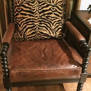 Chaise en cuir brun de style jungle