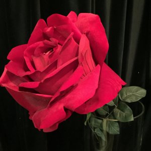 Rose rouge artificielle géante